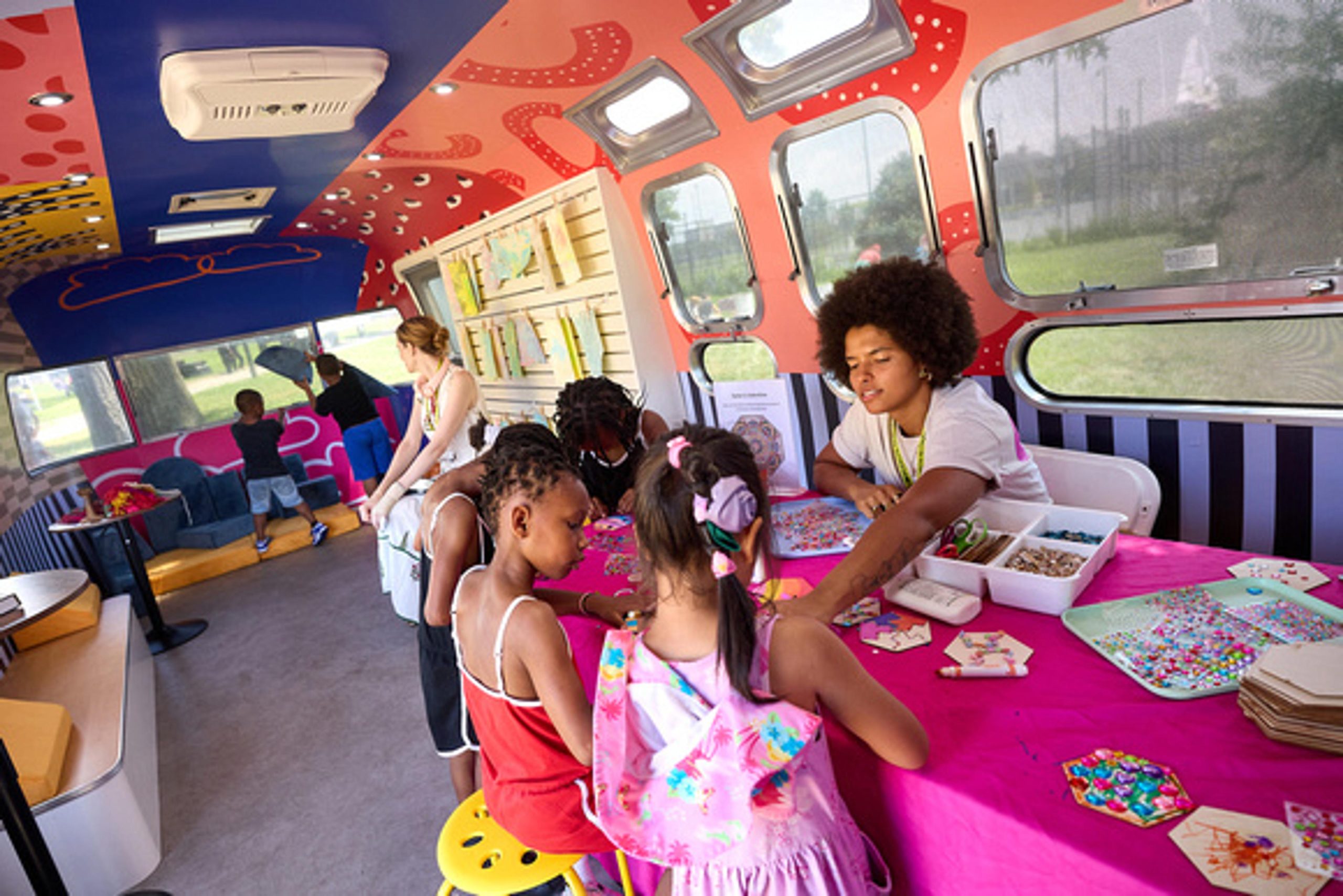 Hyperlinked Communities: Visual Art Hitting the Road